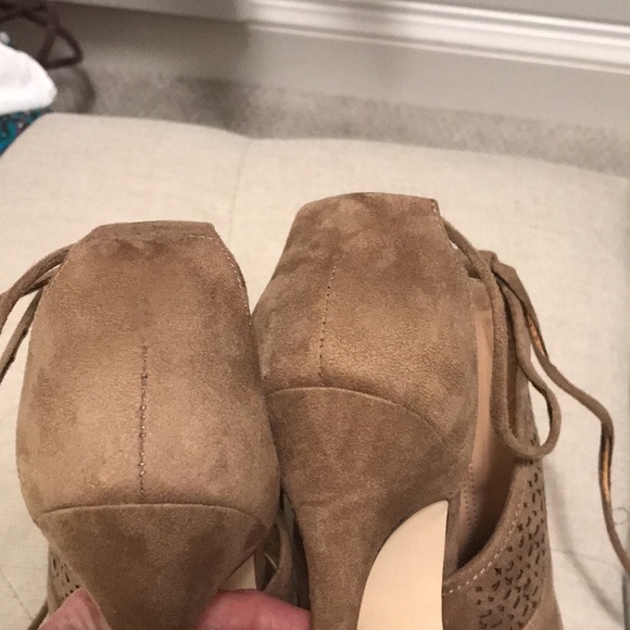 Sexy ankle tie heel in suede. GUC - Picture 6 of 9